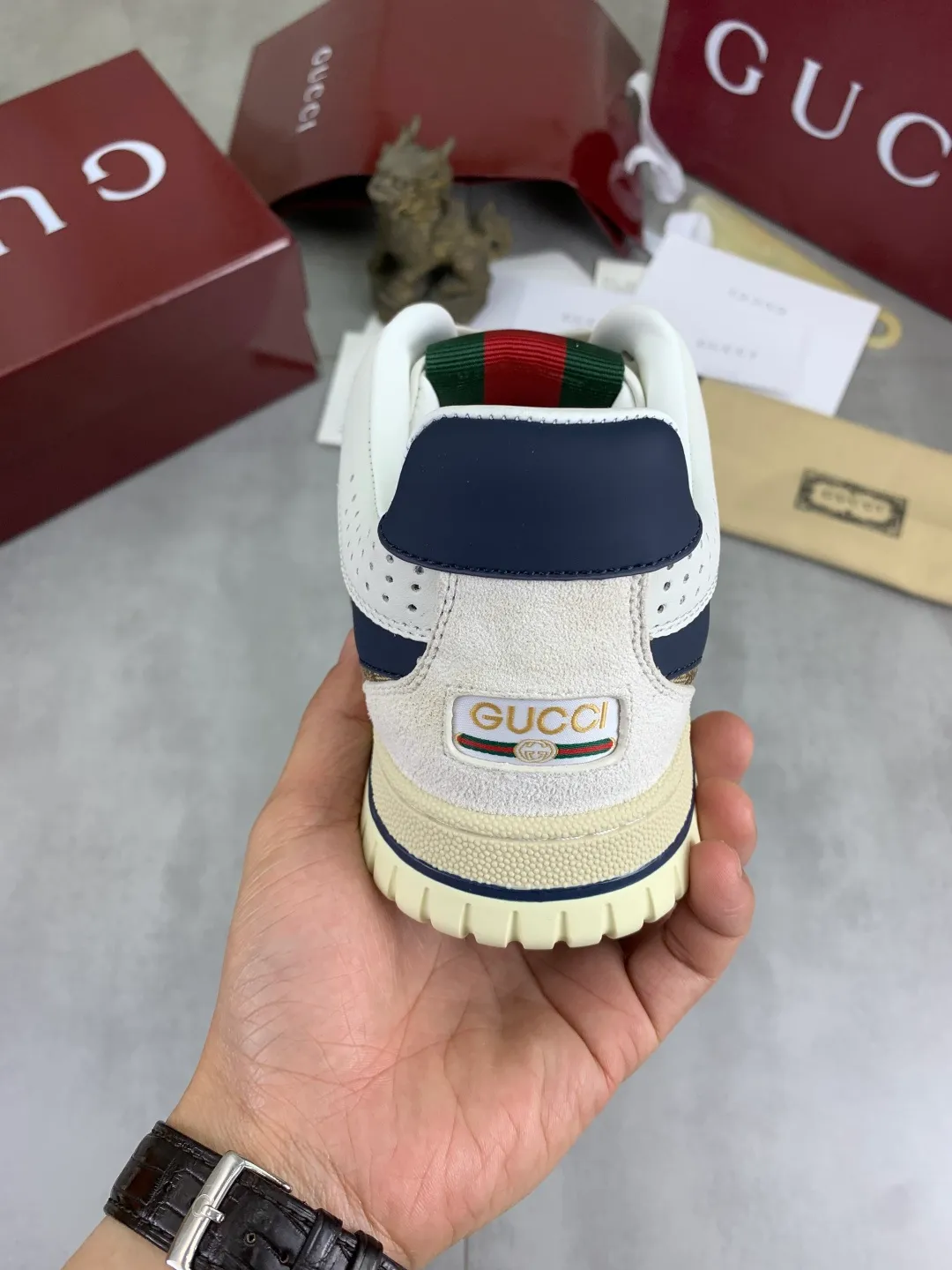 Men's men's shoes 💰P620 new style 🐍🐍🐍 Gucci Gucci couple 🧑‍🤝‍🧑 autumn and winter low-end catwalk casual sneakers, top version! The oil edge craftsmanship is reproduced one to one. New model for early spring, creating a perfect style, cool and sassy, ​​c-position fashionable wear, classic shoe style with retro and futuristic feel, showing exquisite texture! Open mold to customize high-density outsole. Comes fully packaged. Size: Female 35-40 Male 39-45 Fabric: Imported calfskin punching Lining: Imported original sheepskin lining